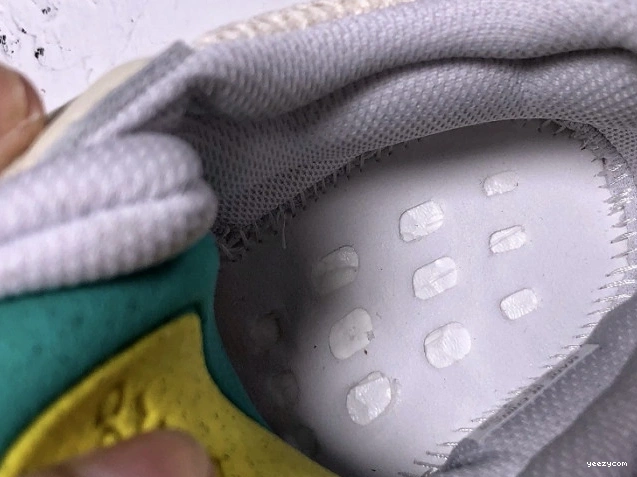Yeezy Boost Adidas Analog 700 EG7596 0802